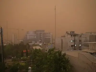 باد شدید تهران را خاکستری کرد