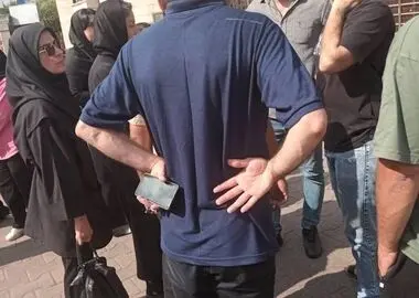 تجمع کارگران «ریسندگی خاور» رشت مقابل استانداری گیلان در اعتراض به بلاتکلیفی شغلی