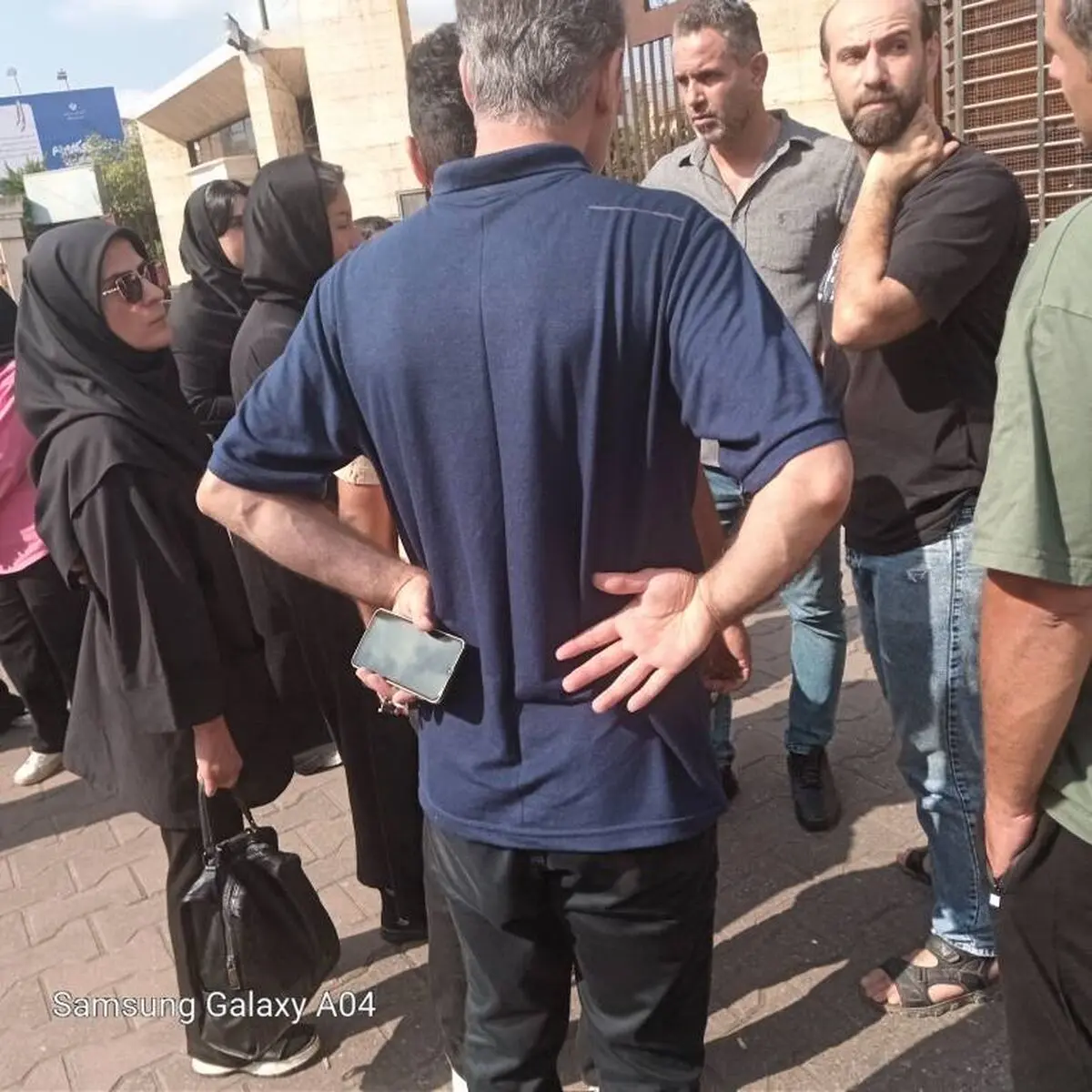 تجمع کارگران «ریسندگی خاور» رشت مقابل استانداری گیلان در اعتراض به بلاتکلیفی شغلی