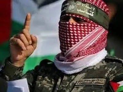 فریاد‌های مجاهدان قسام قبل از تحویل اسیر اسرائیلی ـ آمریکایی در بندر غزه