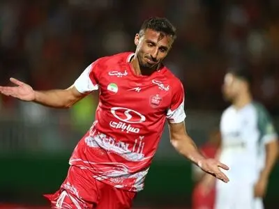 یک نیمکت‌نشین خاص در دیدار با هوادار؛ شاید برای آخرین بار با پیراهن پرسپولیس