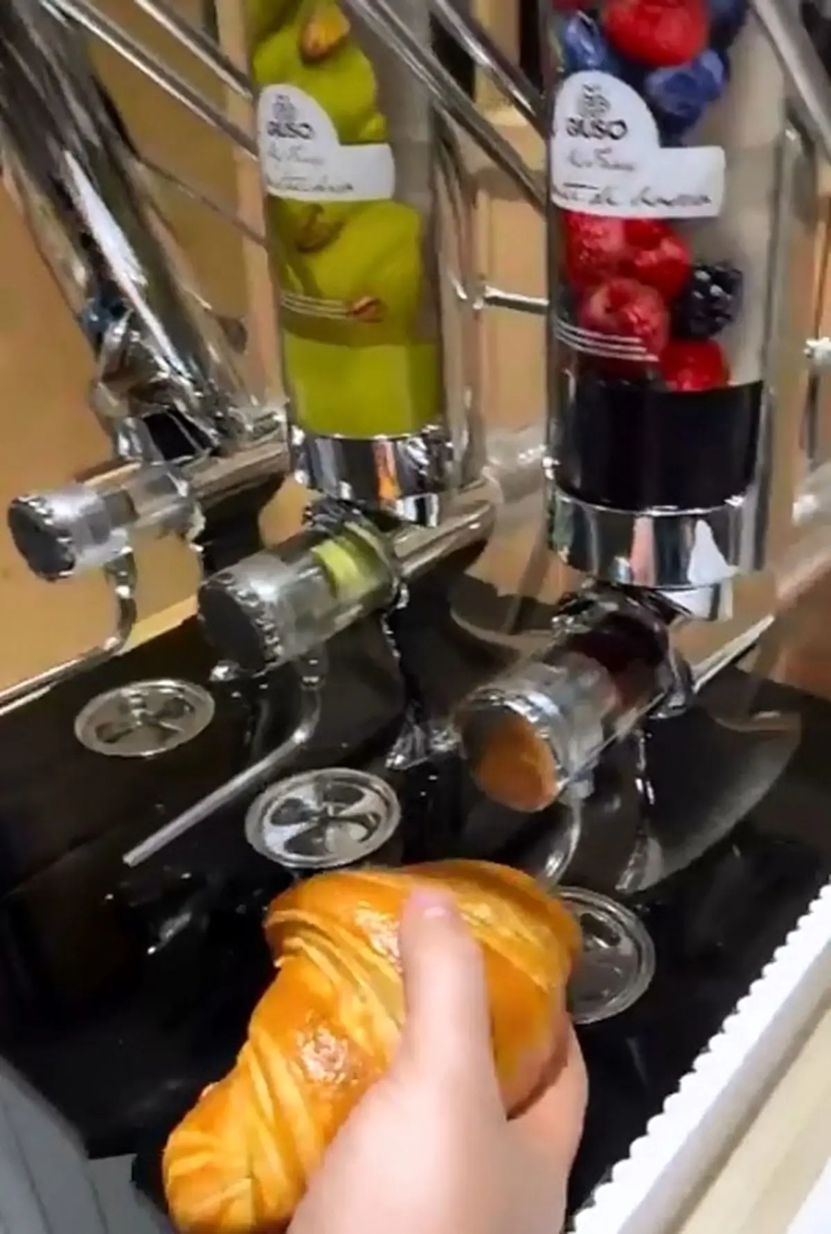 روش وارد کردن کرم در کروسان به‌طور حرفه‌ای + فیلم