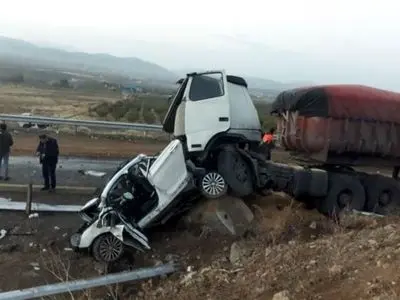 2 کشته و 5 مصدوم در پی برخورد تریلی و سواری در جیرفت