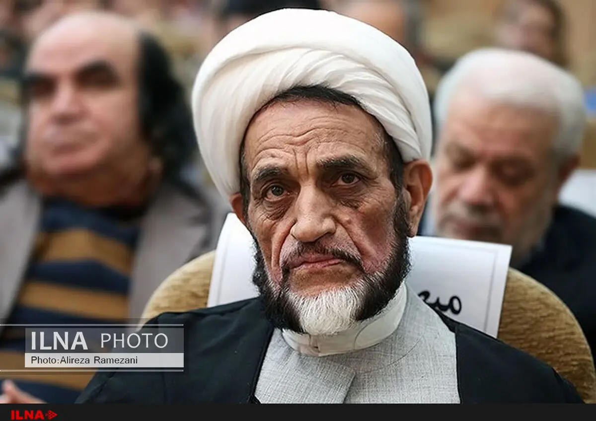 برخی جلوتر از امام (ره) و رهبری حرکت می کنند