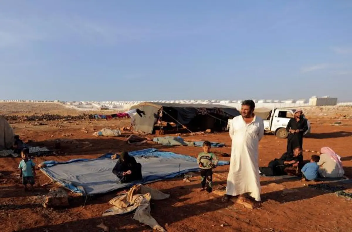 As Idlib offensive looms, Syrians flee to border villages