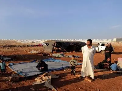 As Idlib offensive looms, Syrians flee to border villages