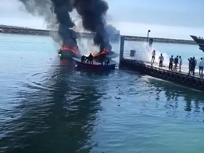آمبولانس دریایی اورژانس هرمزگان در پی تجاوز دشمنان دچار آتش‌سوزی شد