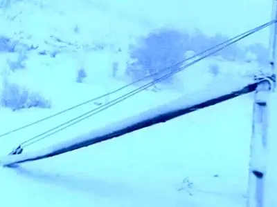 بارش شدید برف و باران موجب خسارت به شبکه برق و قطع برق ۷۵ روستای منطقه ذلقی شد.