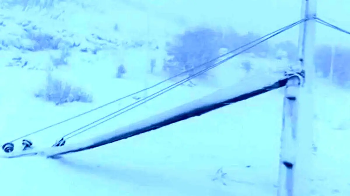 بارش شدید برف و باران موجب خسارت به شبکه برق و قطع برق ۷۵ روستای منطقه ذلقی شد.