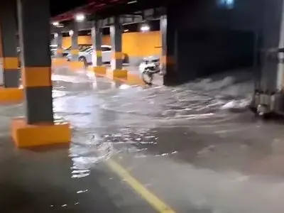 تصاویر منتشر شده از پارکینگ های کیش در پی بارش شدید