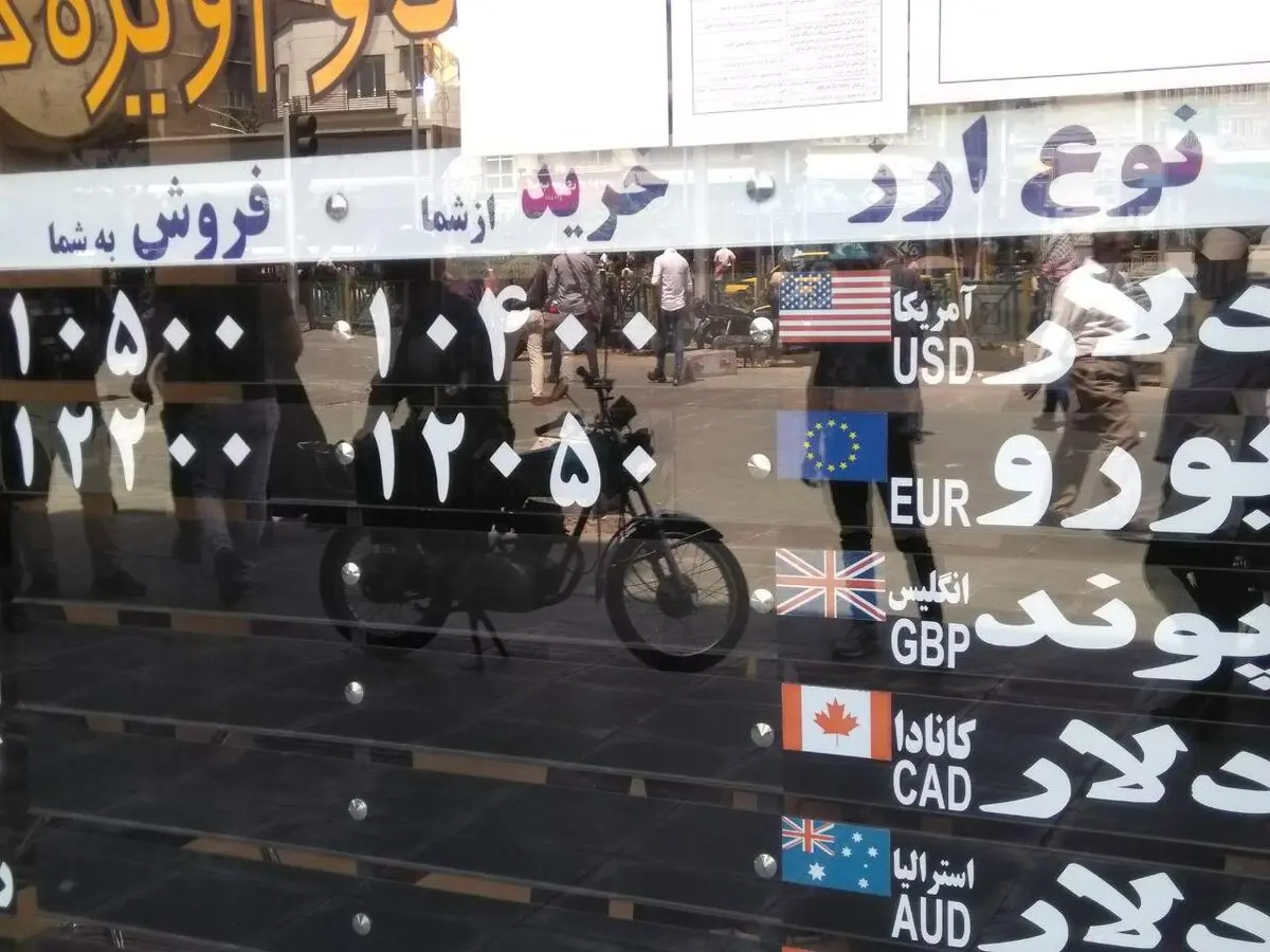 درج دلار ۱۰ هزارو چهارصد تومانی بر تابلوی صرافی‌ها