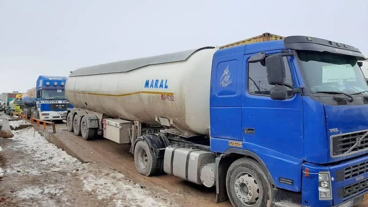 صف طولانی کامیون‌های ایرانی در مرز دوغارون/علت؛ نبود کمبود خدمات  لازم در گمرک اسلام قلعه