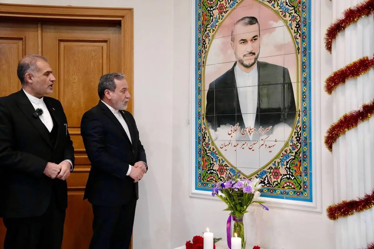 رونمایی از  نماد یادبود شهید حسین امیرعبداللهیان توسط وزیر امور خارجه