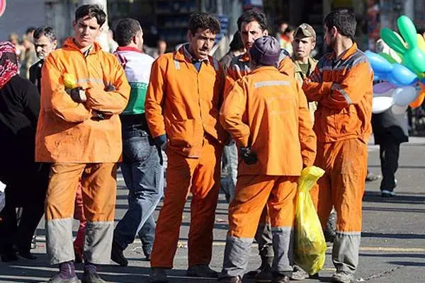 انتقاد کارگران شهرداری ایذه از تبعیض/ فقط با شاخه گل از ما تجلیل کردند!