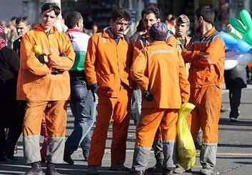 انتقاد کارگران شهرداری ایذه از تبعیض/ فقط با شاخه گل از ما تجلیل کردند!