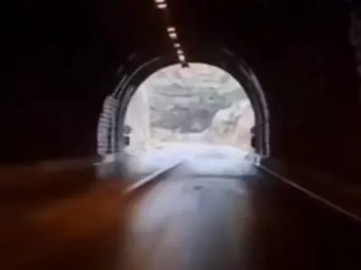 لحظۀ ریزش کوه در جادۀ کازرون-شیراز + فیلم