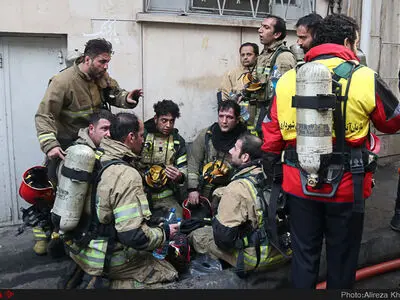 مصدومیت ۱۶ آتش‌نشان در حادثه آتش‌سوزی ساختمان حرارتی وزارت نیرو 