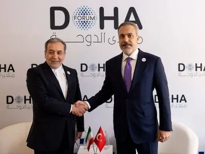 عراقجي يلتقي وزير الخارجية التركي في الدوحة 