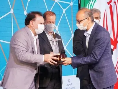 اهدای تندیس جشنواره ستارگان ملی روابط عمومی به شرکت عمران شهرجدید هشتگرد 