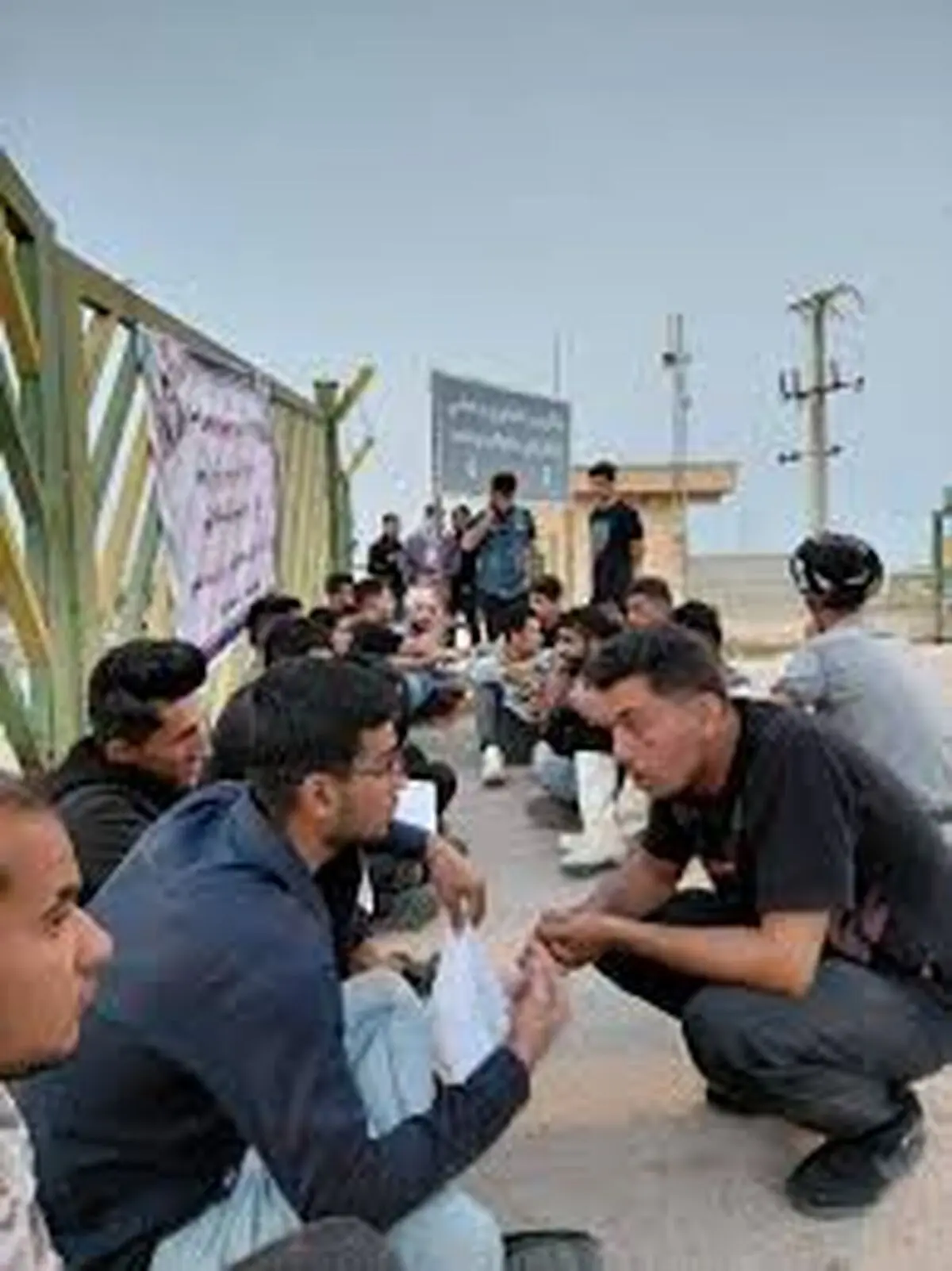 اعتراض جوانان بیکار روستایی در اهواز: در صنعت نیشکر به ما کار بدهید