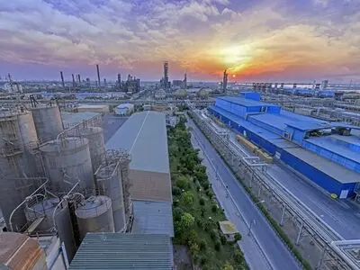 علت تعیین نرخ هفتگی پتروشیمی تندگویان بر اساس دلار چیست؟/ چرا مواد اولیه را به طرف خارجی ارزان‌تر از طرف ایرانی می‌فروشند؟/ صادرات تندگویان لطمه بزرگی به تولیدات وابسته به این شرکت وارد کرد 
