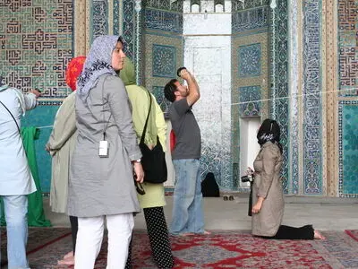  گردشگران را با رفتار نابخردانه از ایران دور نکنیم/ فرهنگ ایرانی دستاویزی برای کسب و کار نشود