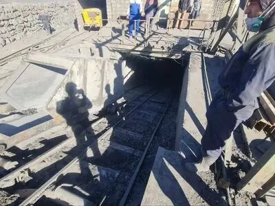 محبوس شدن ۲۴ کارگر در ریزش معدن بافق؛ ۱۸ نفر نجات یافتند + عکس