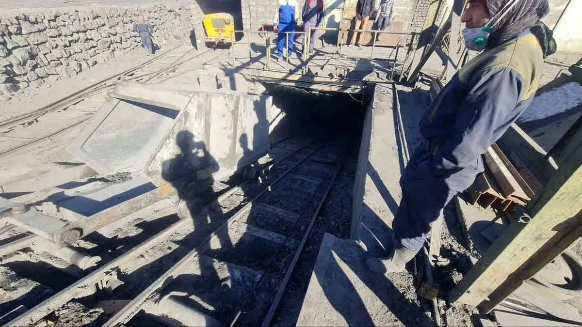 محبوس شدن ۲۴ کارگر در ریزش معدن بافق؛ ۱۸ نفر نجات یافتند + عکس
