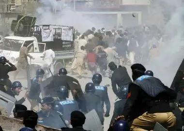 «جرقه کشمیر» پاکستان را به آتش کشید؛ اعتراضات خونین، ارتش را در «آزمون بقا» قرار داد