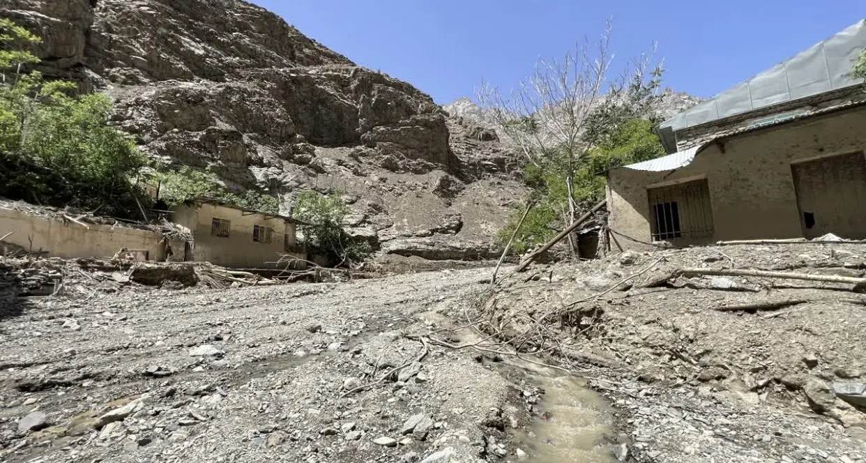 تخریب یک واحد مسکن روستایی در سیل جاده کرج_چالوس 