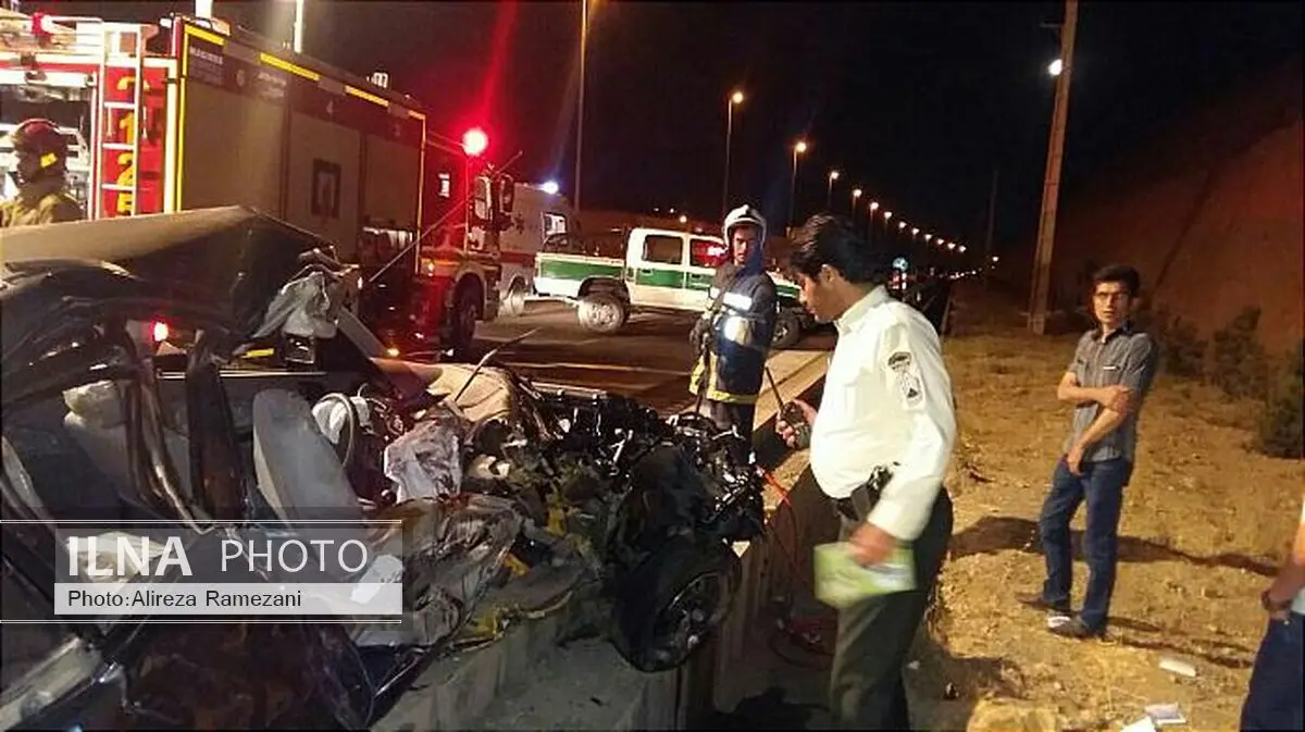 تصادف دو خودرو در بزرگراه همت/ محبوس شدن سه نفر در اتاقک خودرو 