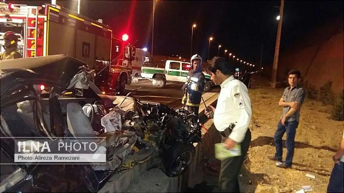 تصادف دو خودرو در بزرگراه همت/ محبوس شدن سه نفر در اتاقک خودرو 