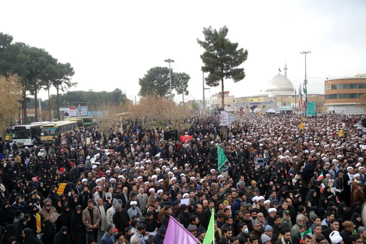 راهپیمایی خودجوش مردم قم در پی شهادت سردار سلیمانی/ قم سیاه پوش شد