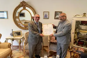 سفیر ایران در تونس از استاد ادبیات فارسی این کشور تجلیل کرد