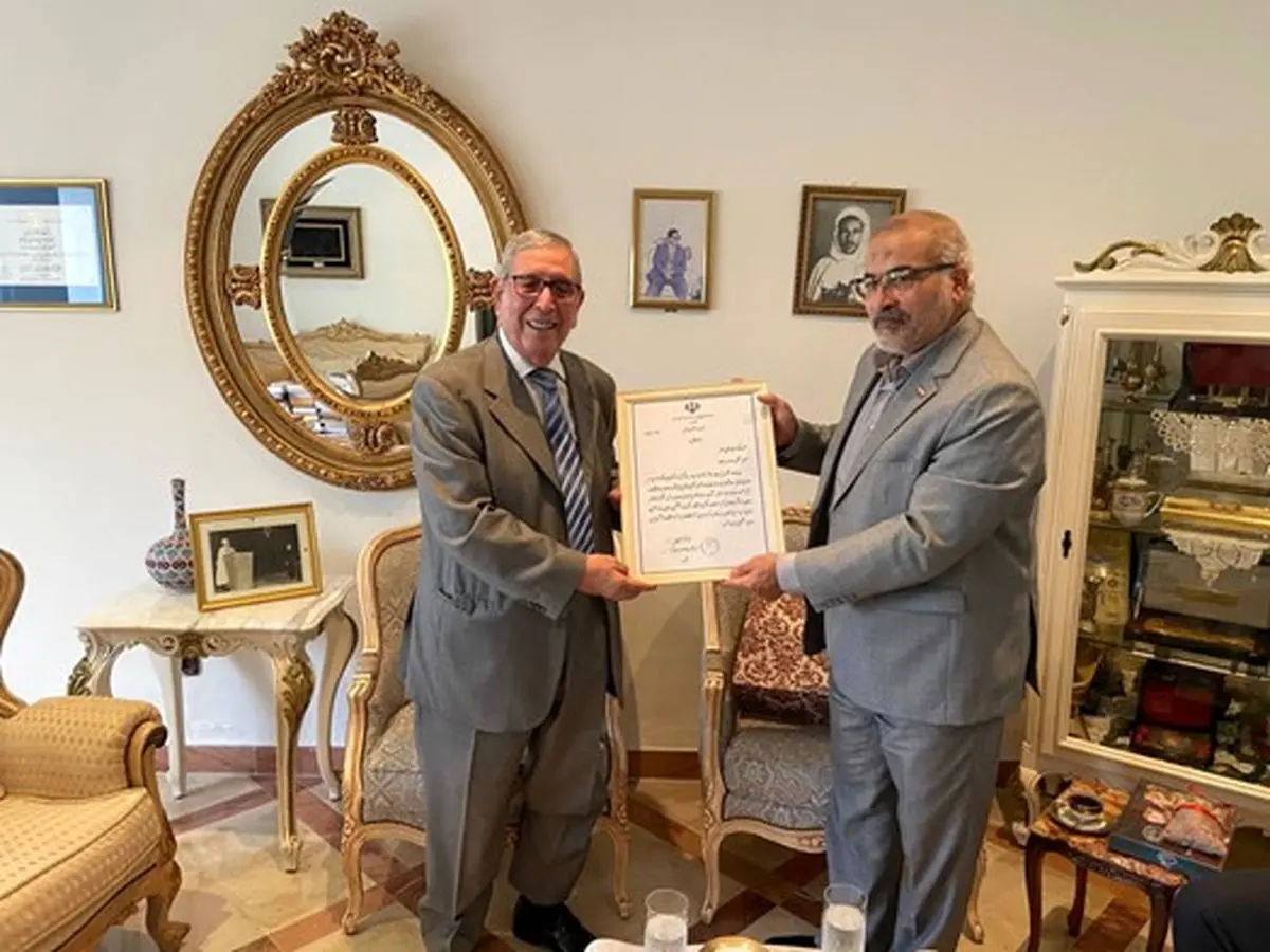 سفیر ایران در تونس از استاد ادبیات فارسی این کشور تجلیل کرد