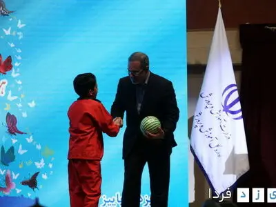 دانش‌آموز یزدی به وزیر آموزش و پرورش توپ پلاستیکی هدیه داد