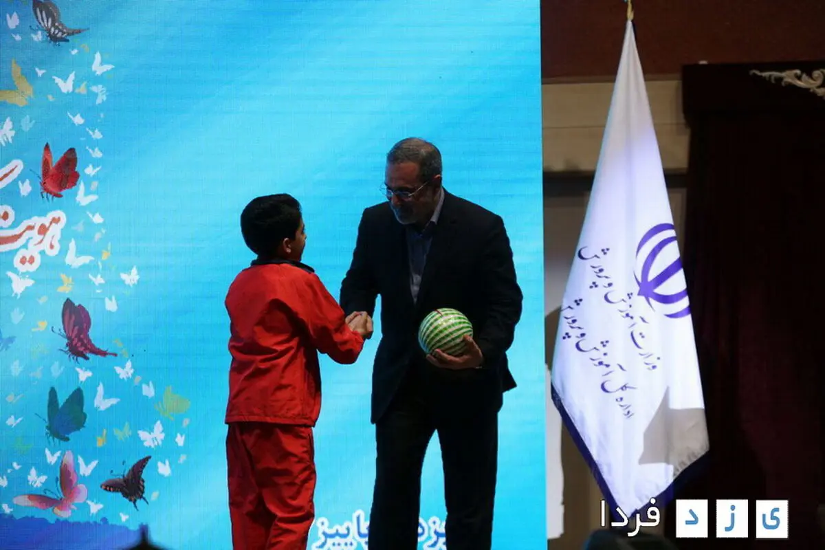 دانش‌آموز یزدی به وزیر آموزش و پرورش توپ پلاستیکی هدیه داد