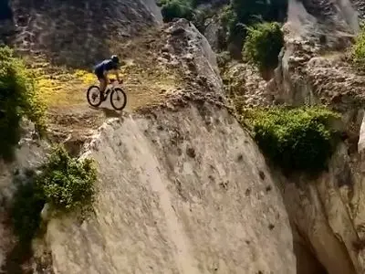 نمایش مهارت و هیجان روی دوچرخه! + فیلم