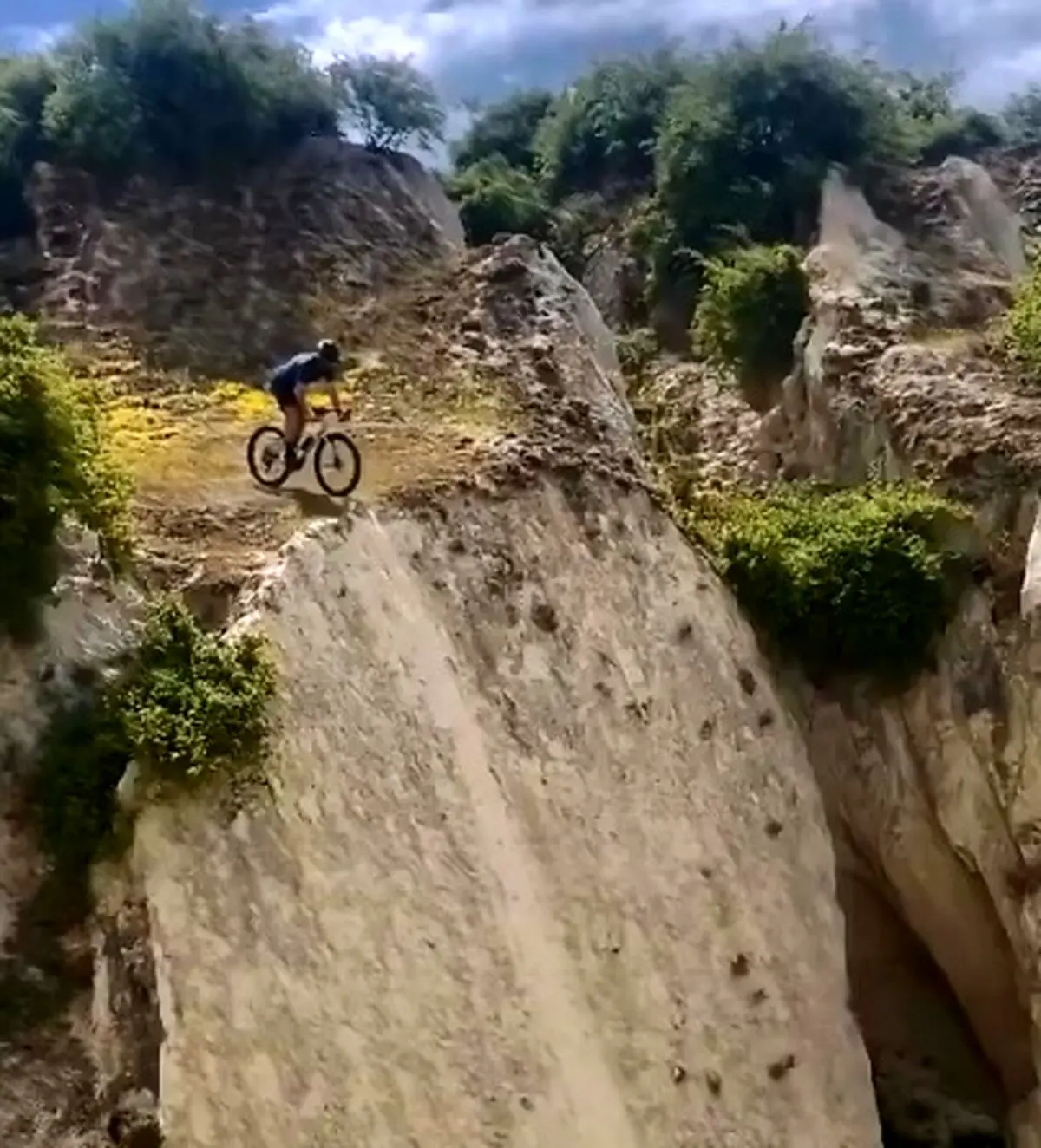 نمایش مهارت و هیجان روی دوچرخه! + فیلم