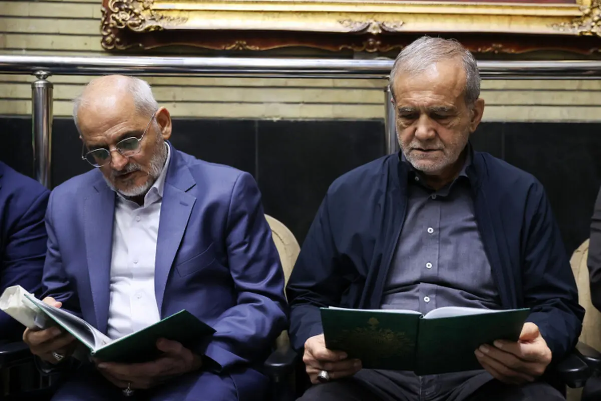 حضور پزشکیان در مراسم ختم خواهر وزیر امور خارجه