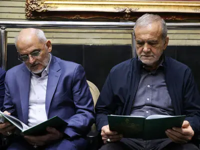 حضور پزشکیان در مراسم ختم خواهر وزیر امور خارجه