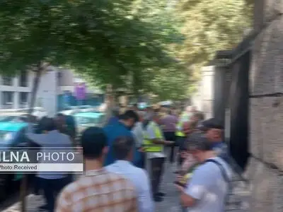 تجمع رانندگان تاکسی‌های برقی در مقابل شورا و شهرداری تهران 