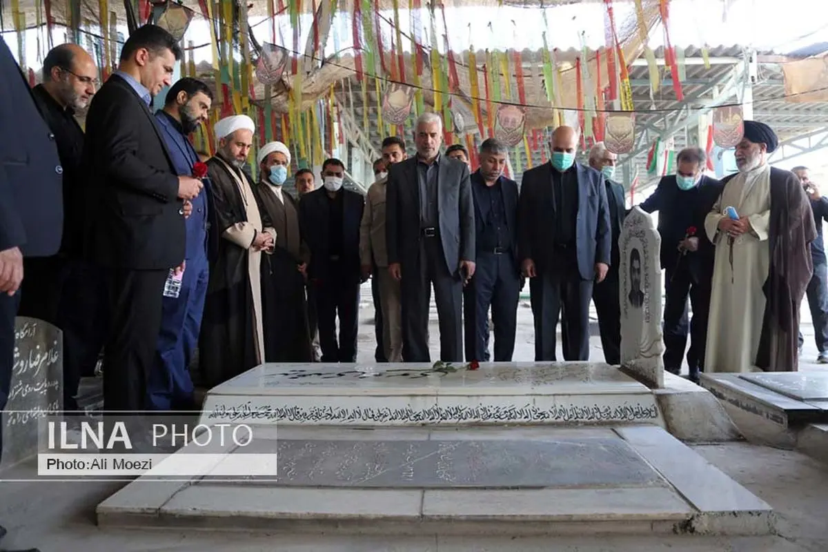 تجدید میثاق استاندار خوزستان و جمعی از مدیران استانداری با شهدا به مناسب هفته دولت