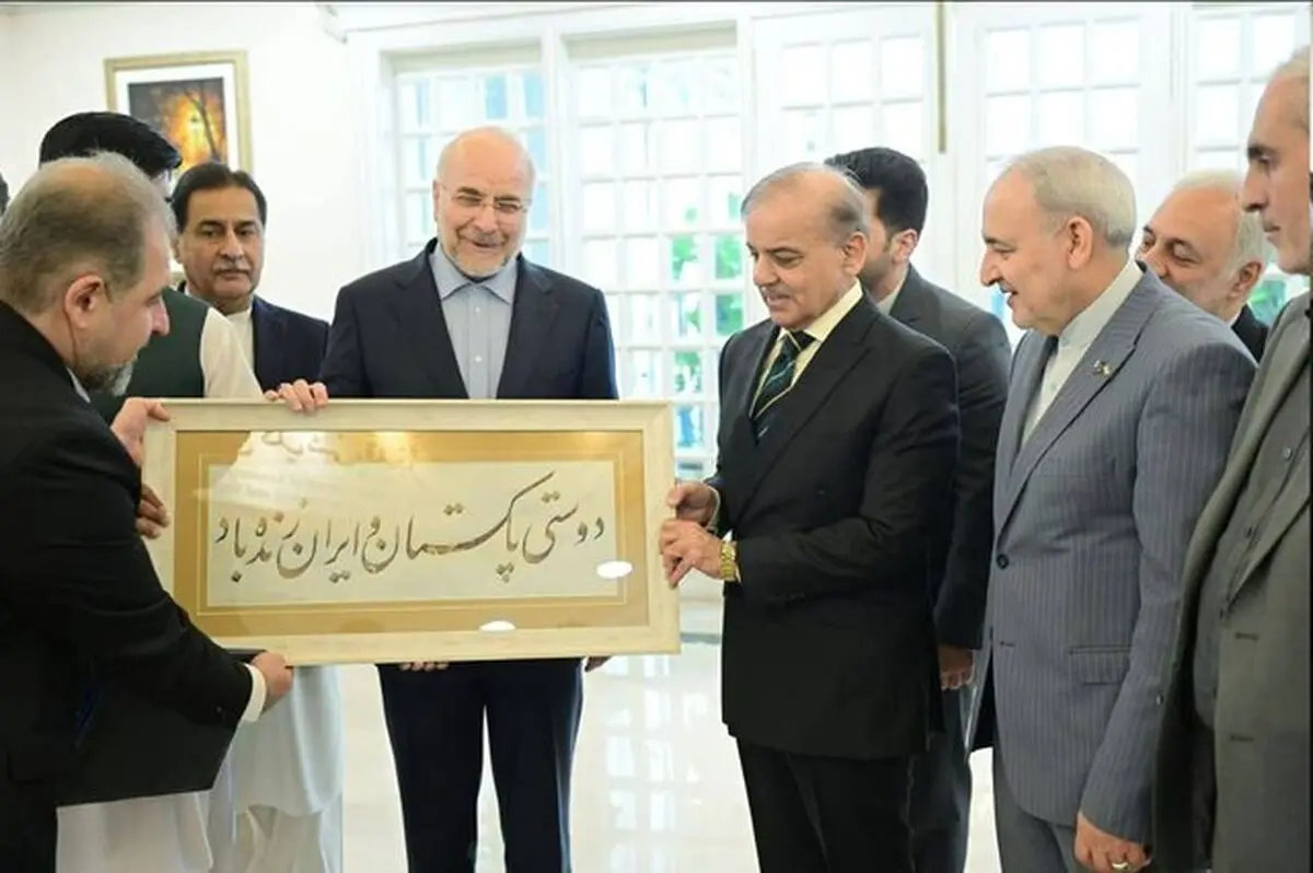 دیدار قالیباف با نخست‌ وزیر پاکستان ‌و اهدای اثر خوشنویس ایرانی