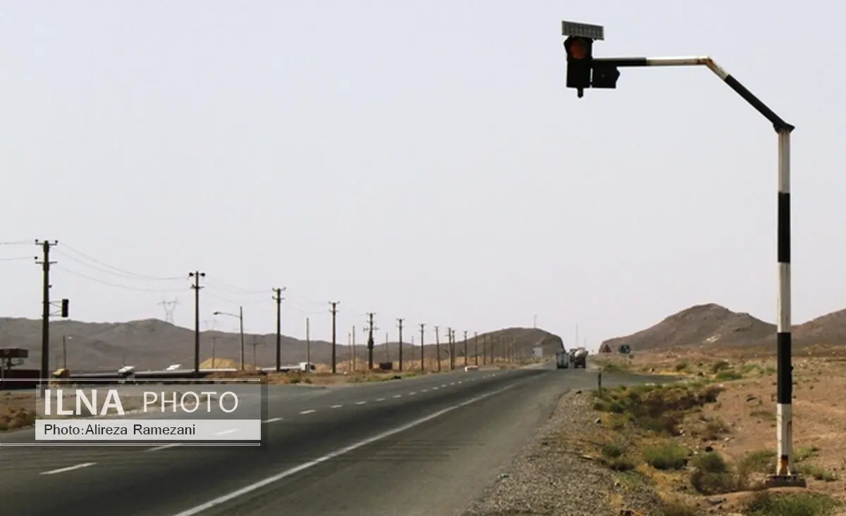 چراغ های چشمک زن خورشیدی در محورهای جاده ای استان قم نصب می شود