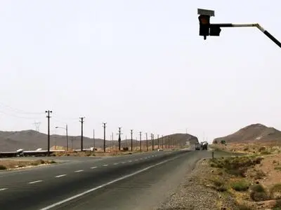 چراغ‌های چشمک‌زن خورشیدی در محورهای جاده‌ای نصب می‌شود