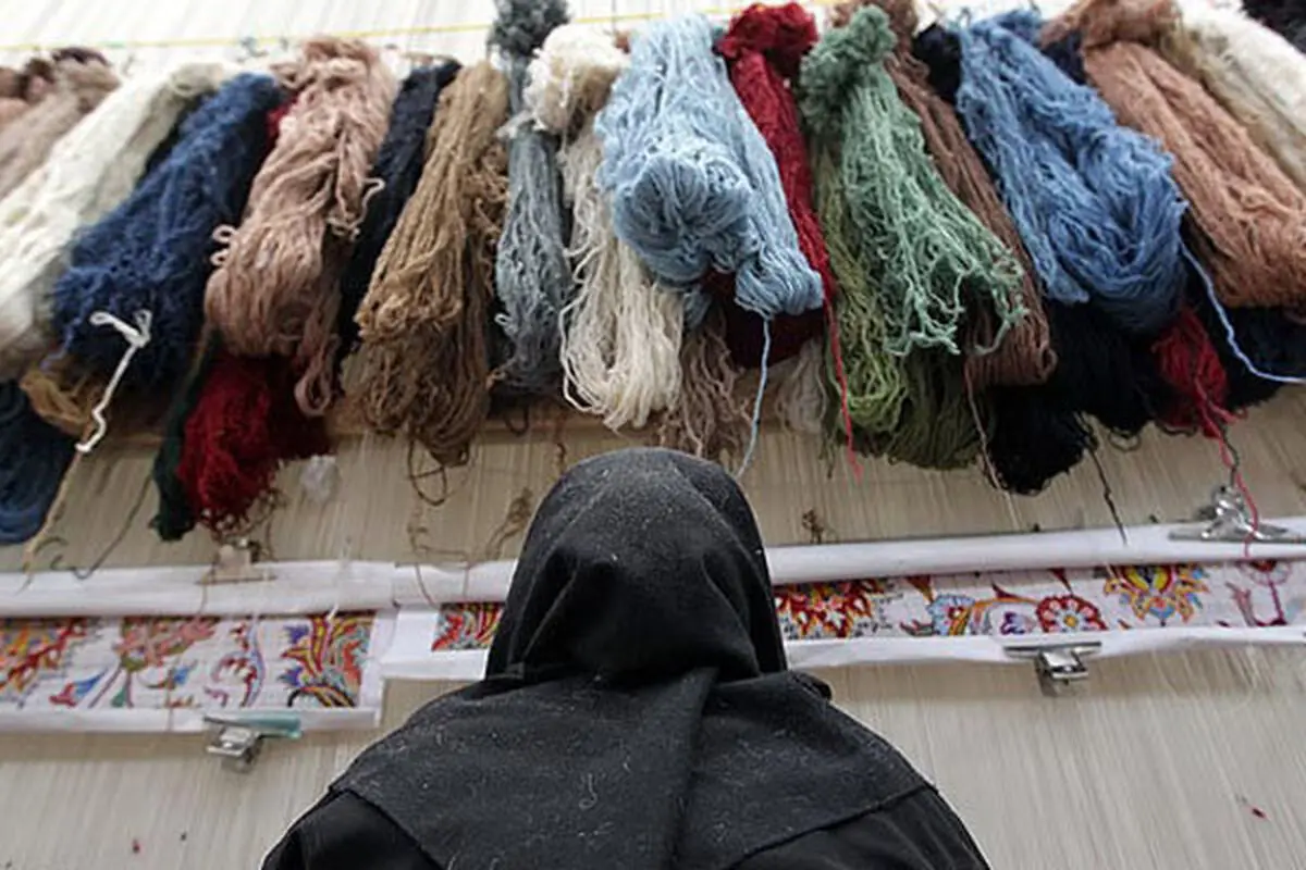 نباید با سختگیری مانع از بیمه‌ی قالیبافان شد