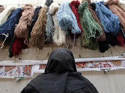 محرومیت قالیبافان از بیمه/ کسادی بازار و کاهش حمایت، زندگی را برای قالیبافان سخت می‌کند