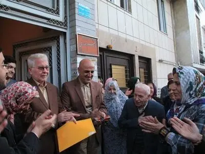 نصب کاشی ماندگار بر سر در منزل استاد قاسم انصاری در قزوین