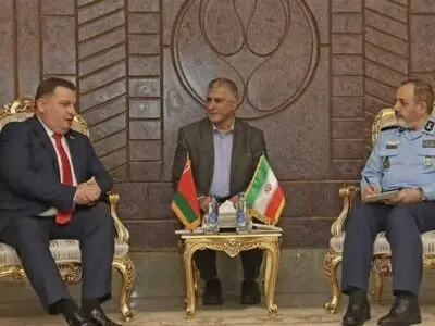 وزير الدفاع الإيراني يرحب بتوسيع التعاون الدفاعي والصناعي مع بيلاروسيا